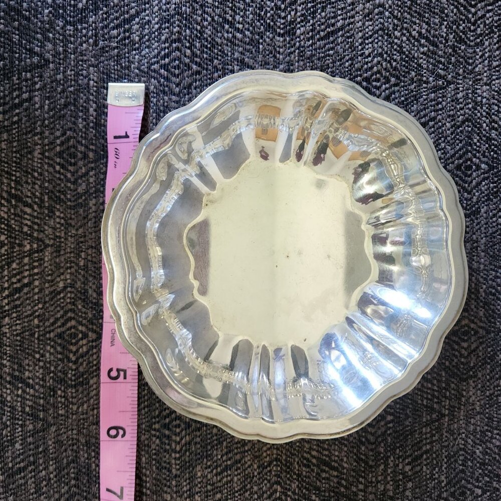 Vintage 6 in diameter Wm A Rogers Candy Nut  Silverplated Dish